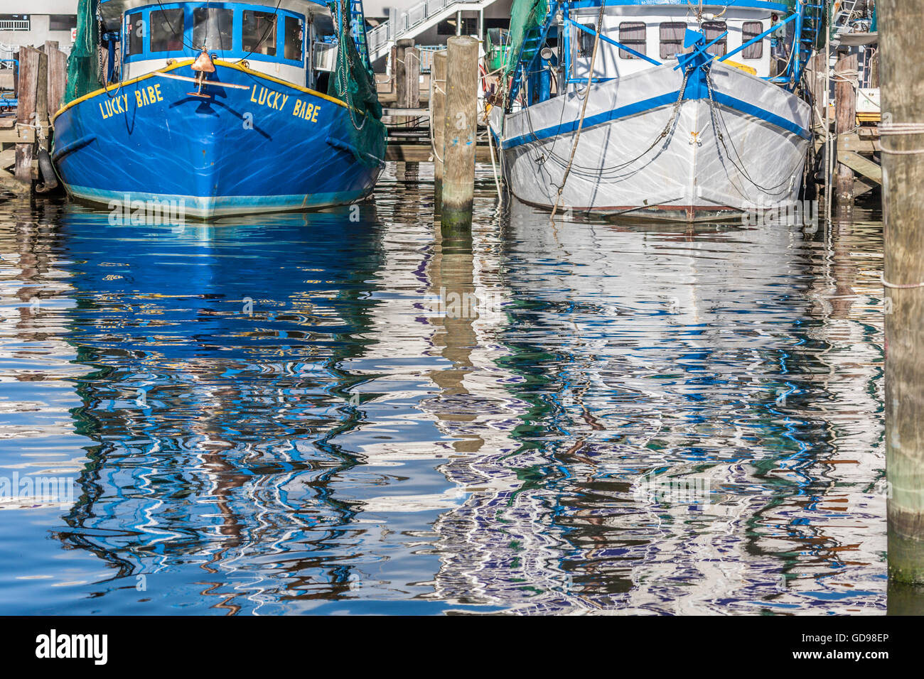 Natanti adibiti alla pesca di gamberetti e le loro riflessioni a Biloxi piccole imbarcazioni nel porto di Biloxi Mississippi Foto Stock