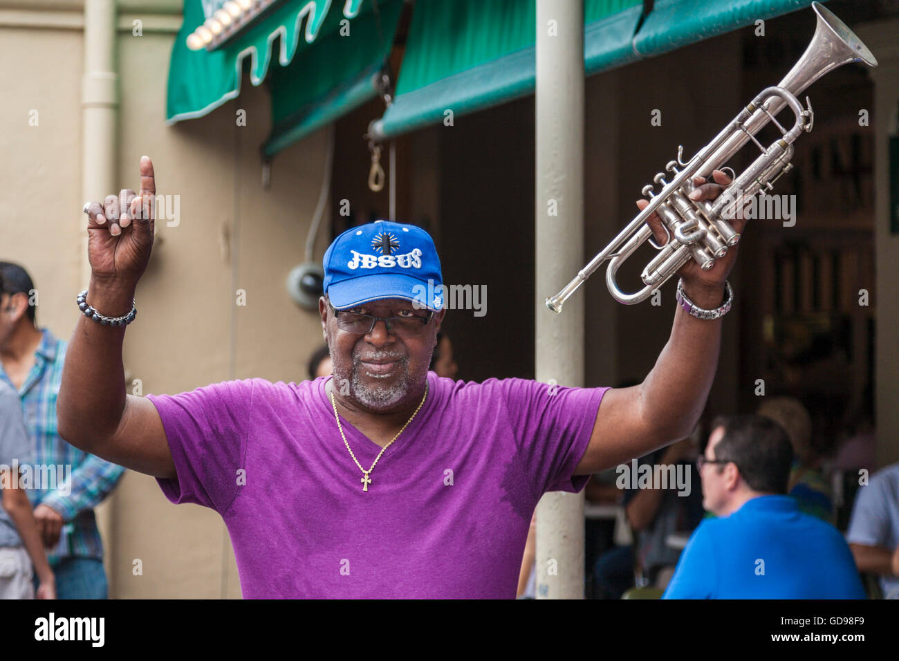 Musicista di strada nera con cappello di Gesù che diverte con la sua tromba fuori CafÃƒÆ'Ã‚Â©Ãƒâ€šÃ‚Â© Du Mond nel quartiere francese di New Orleans Foto Stock