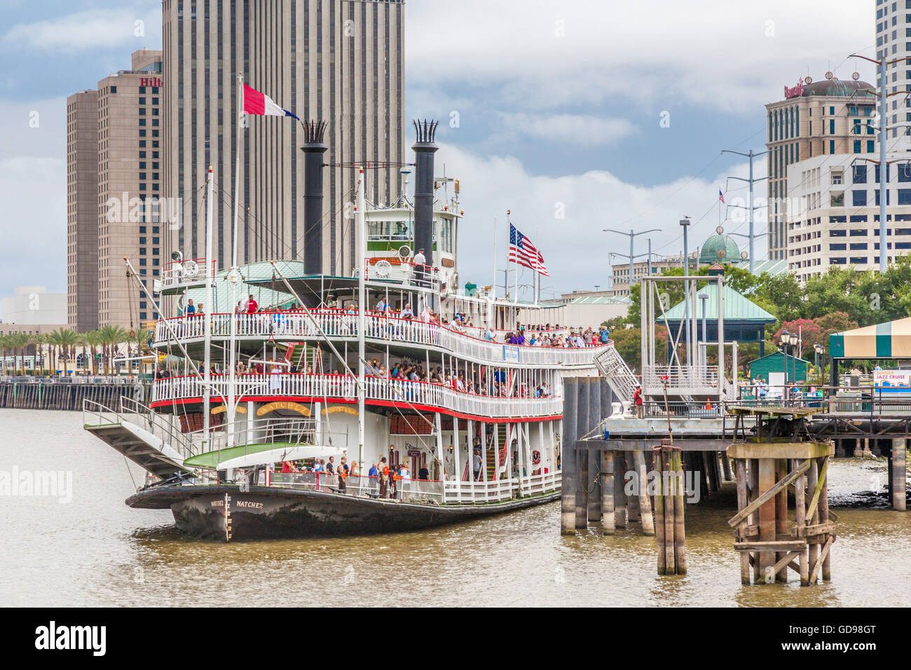 Natchez Steamboat al molo sul fiume Mississippi nel Quartiere Francese di New Orleans, Louisiana Foto Stock