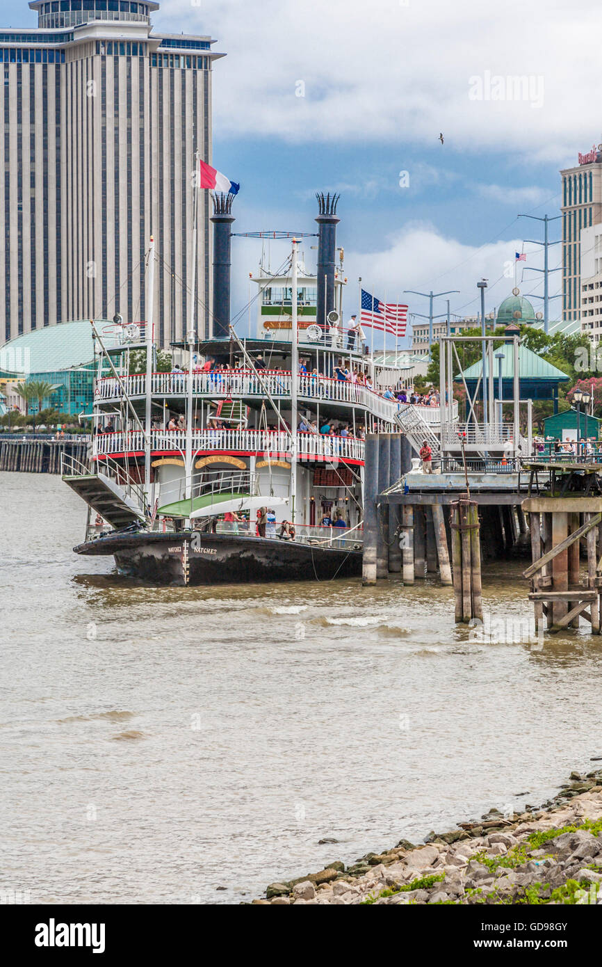 Natchez Steamboat al molo sul fiume Mississippi nel Quartiere Francese di New Orleans, Louisiana Foto Stock