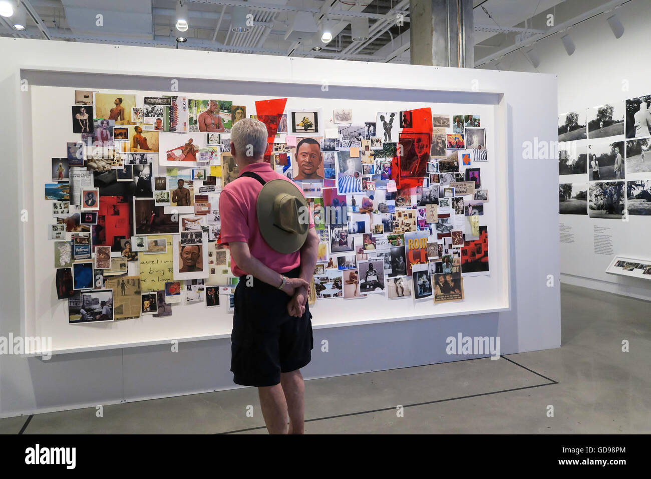 Uomo Senior Visualizzazione delle illustrazioni , Centro Internazionale di Fotografia presentano Gallery, New York, Stati Uniti d'America Foto Stock