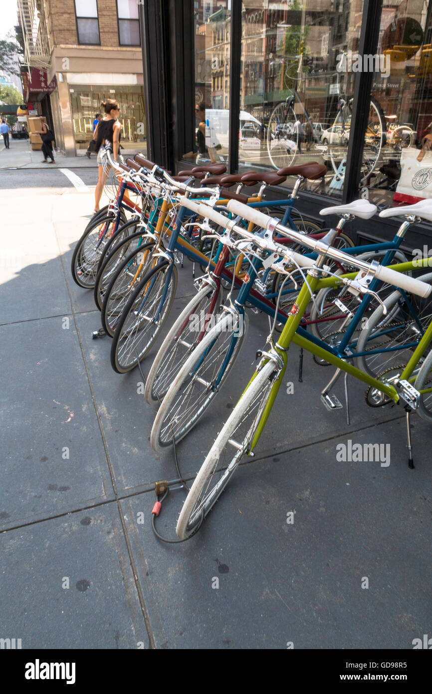 Colorato Display bici, TokyoBike Shop, NoLita, NYC, STATI UNITI D'AMERICA Foto Stock