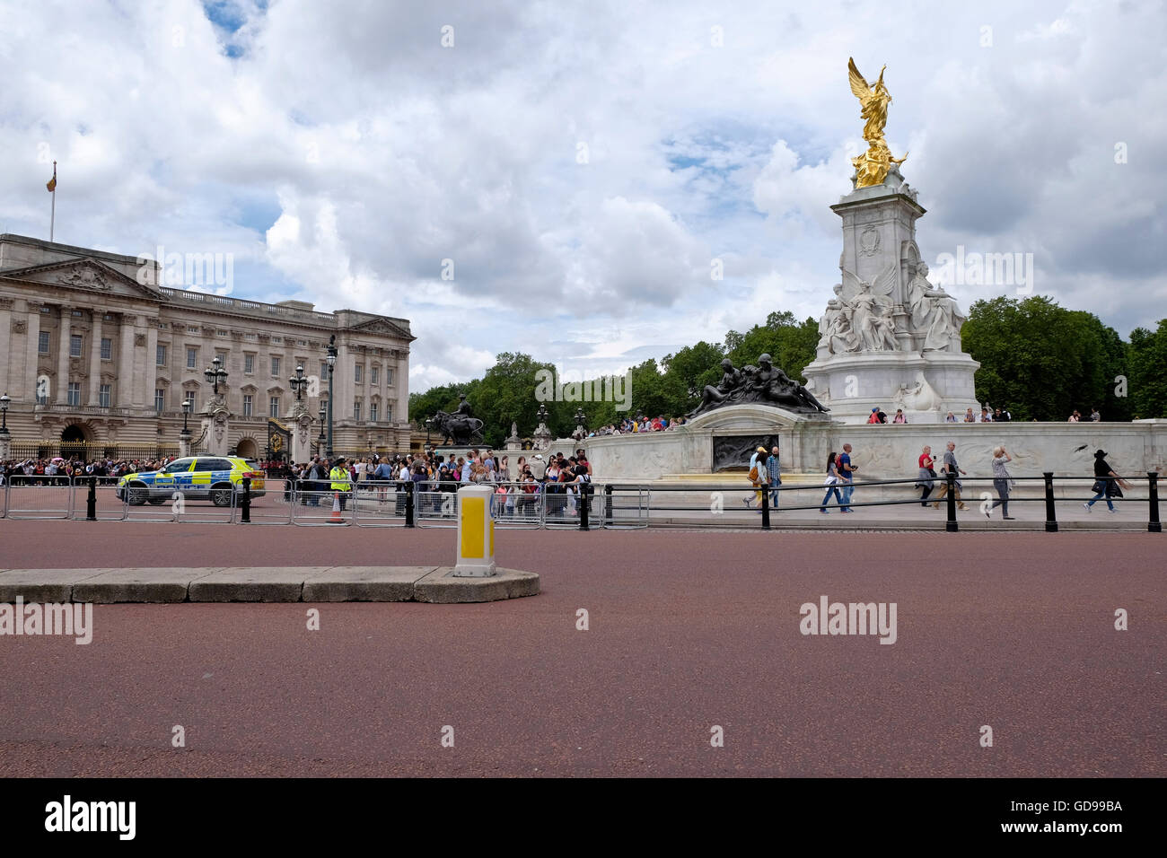Victoria Memorial cerchio con Buckingham Palace in background e memoriale della Victoria sulla destra. Simbolo di Londra Foto Stock