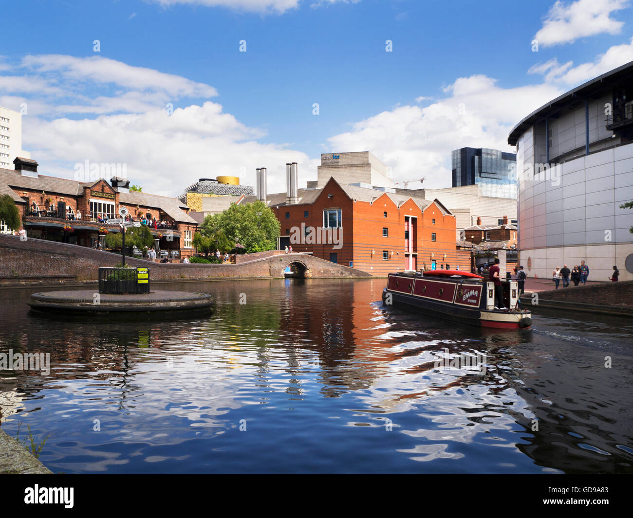 Narrowboat passando il Vecchio girate a giunzione sul canale di Birmingham Birmingham West Midlands England Foto Stock