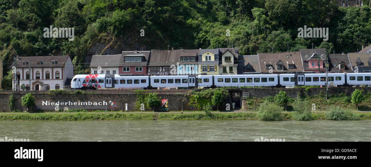 Il treno regionale fino a ovest con la ferrovia del Reno ,Niederheimbach,Renania-Palatinato, Germania. Foto Stock