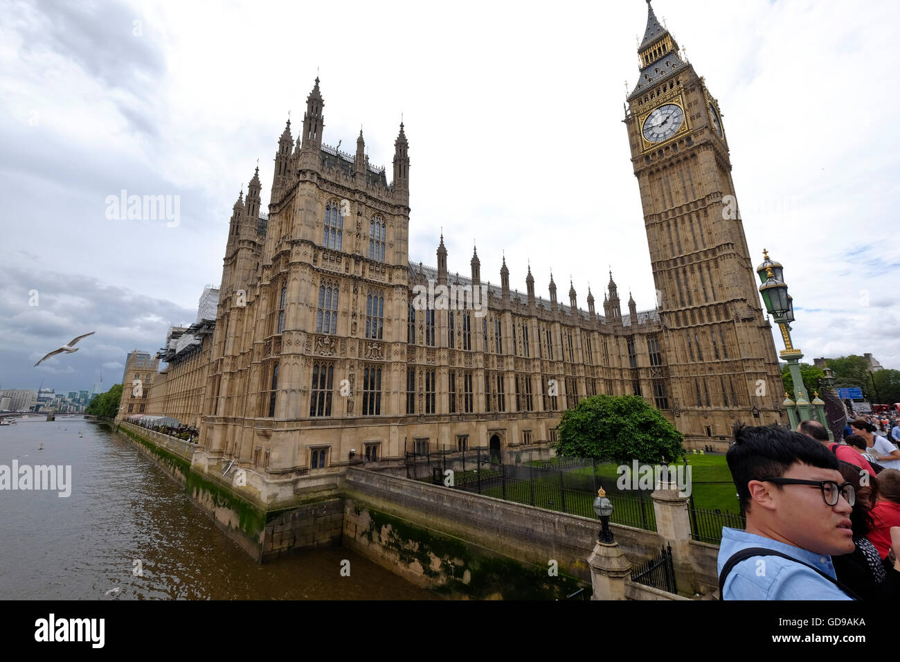 Un' immagine distorta della Casa del Parlamento un simbolo di Londra prese da Westminster Bridge con una vista del fiume utilizzando un ultra grandangolo Foto Stock