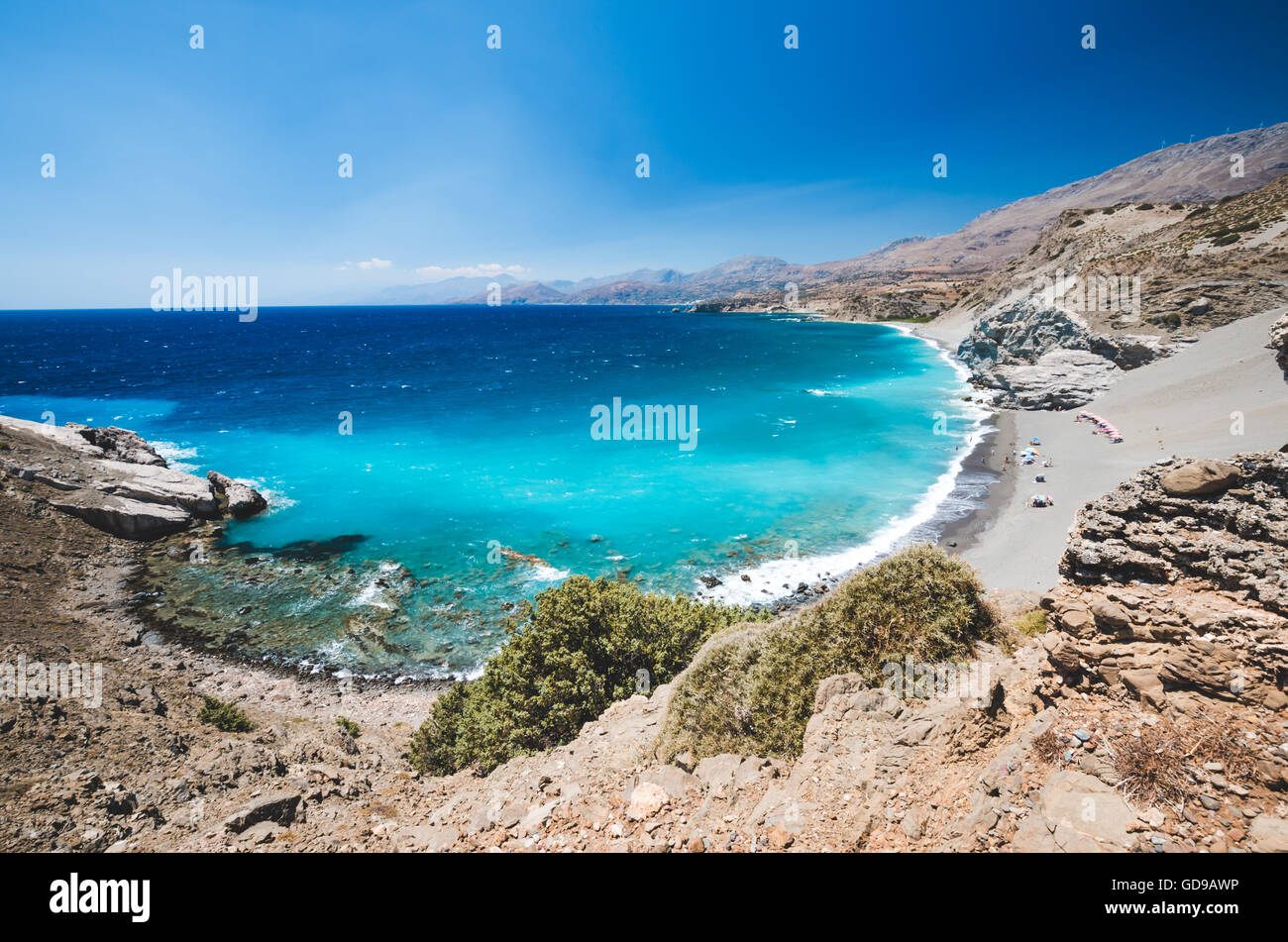 Agios Pavlos Beach a Creta, Grecia. I turisti relax e bagno nelle acque cristalline di San Paolo Sandhill Beach. Foto Stock