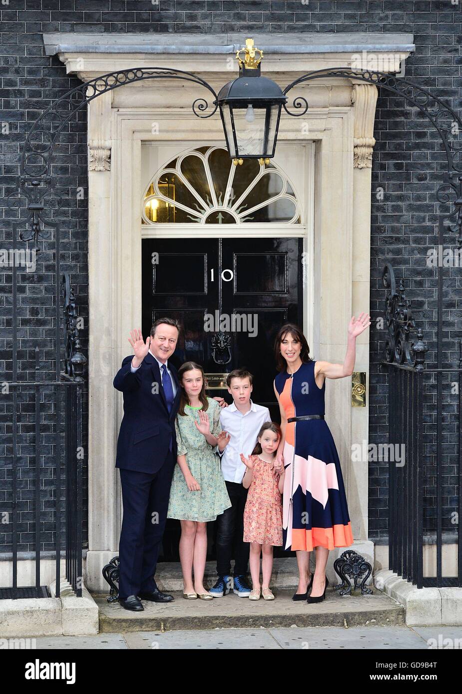 David Cameron con la moglie Samantha e bambini Nancy, 12, Elwen, 10 e Firenze, 5, all'esterno 10 di Downing Street a Londra prima di lasciare per Buckingham Palace per un pubblico con la regina Elisabetta II a dimettersi formalmente come Primo Ministro. Foto Stock