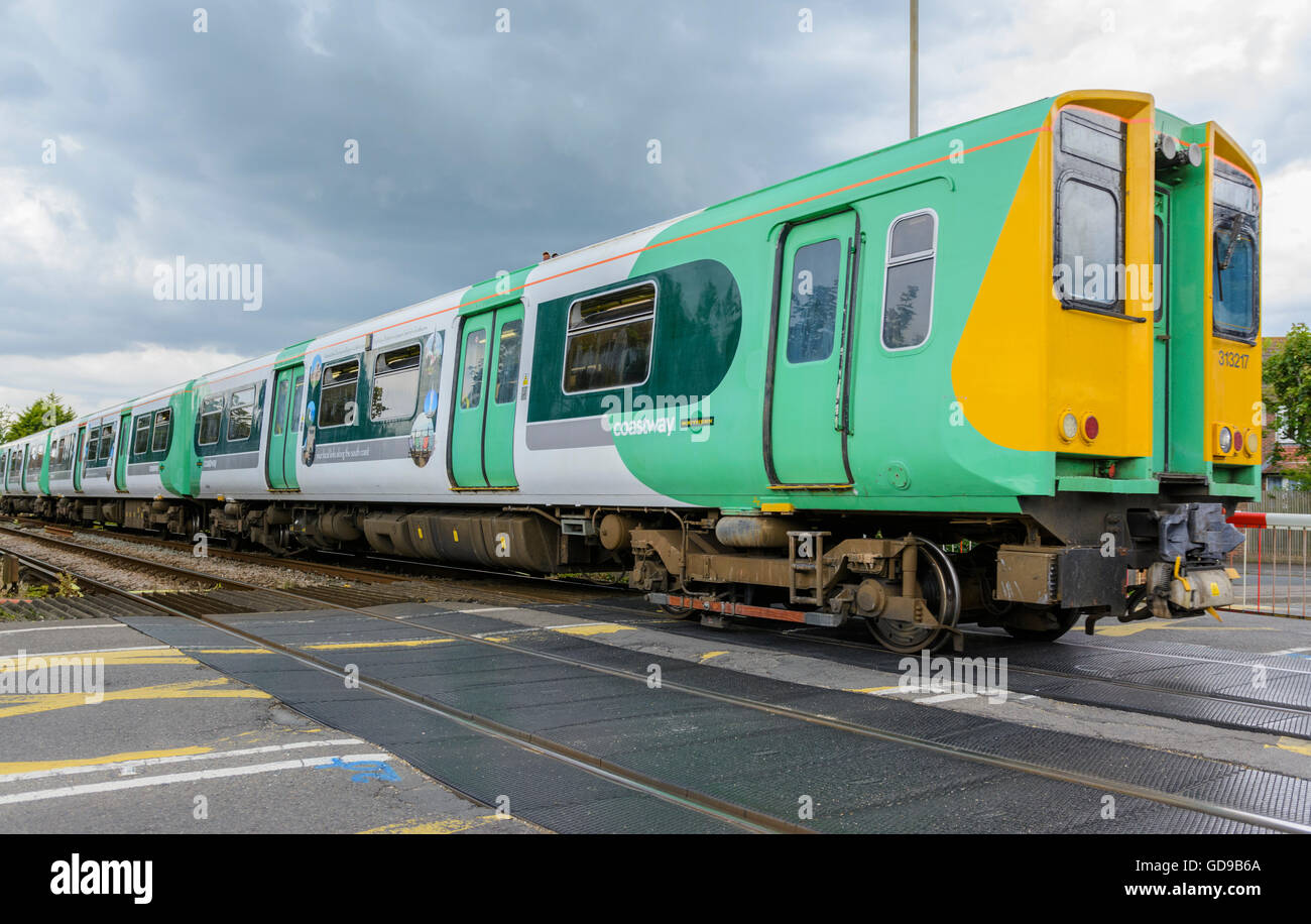 Rampa meridionale Coastway Classe 313 treno nel West Sussex, in Inghilterra, Regno Unito. Rampa meridionale. Treno del sud. I treni del sud. Foto Stock