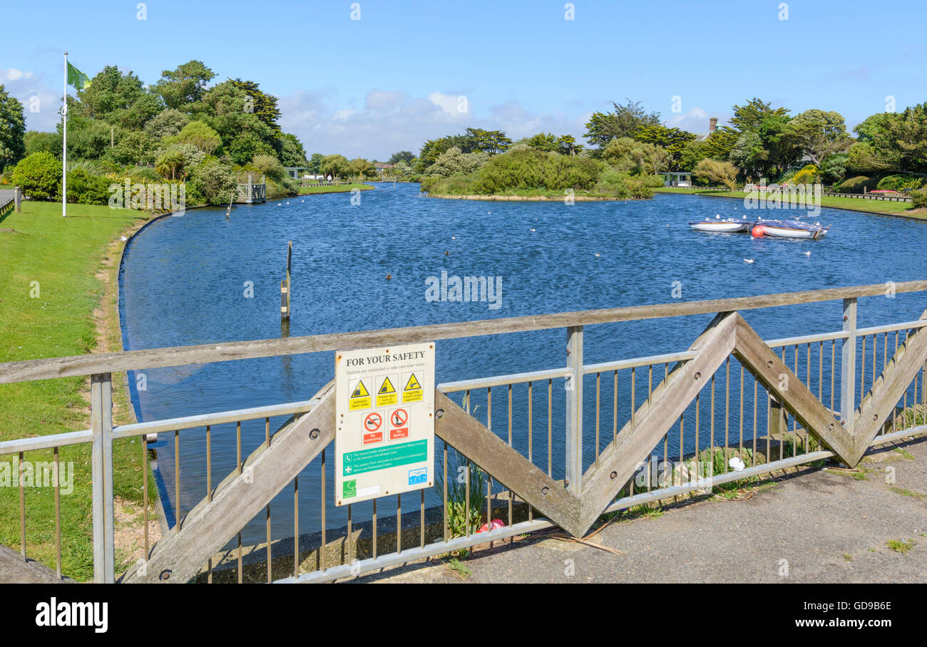 Vista del lago di bilanciamento (utilizzato anche come un lago in barca) a Mewsbrook Park, Littlehampton, West Sussex, in Inghilterra, Regno Unito. Foto Stock