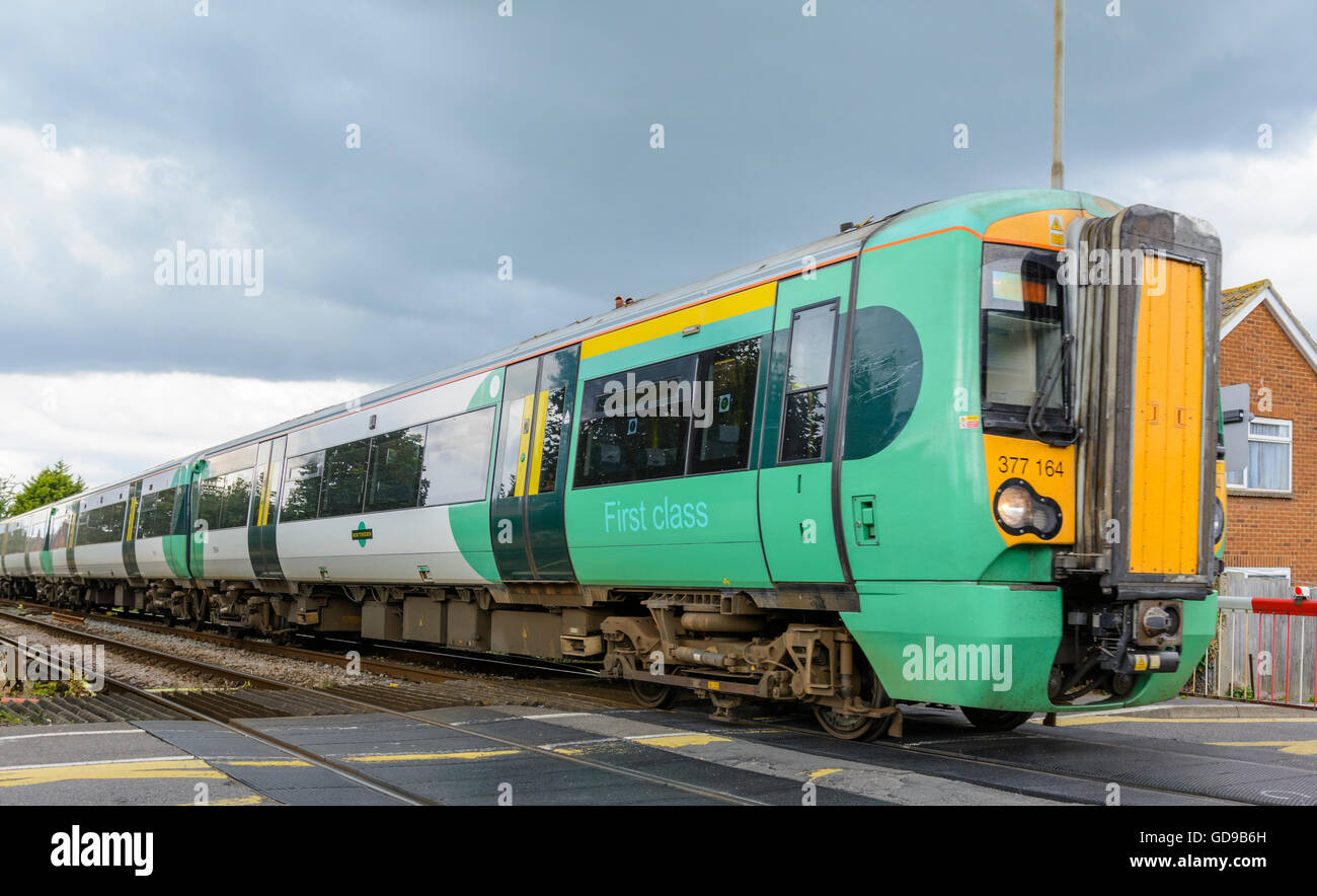 La British Rail Southern Classe 377 Electrostar treno nel West Sussex, in Inghilterra, Regno Unito. Foto Stock