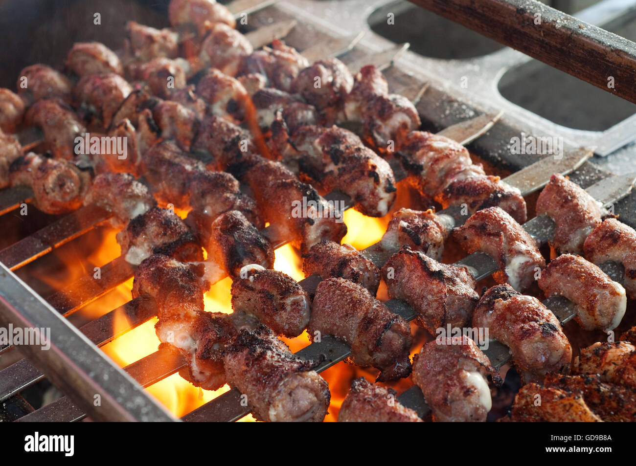 L Italia Puglia Cisternino Street Food Rotoli Di Carne Con Formaggio Di Maiale Ripiene Chiamato Bombette Di Cisternino Foto Stock Alamy
