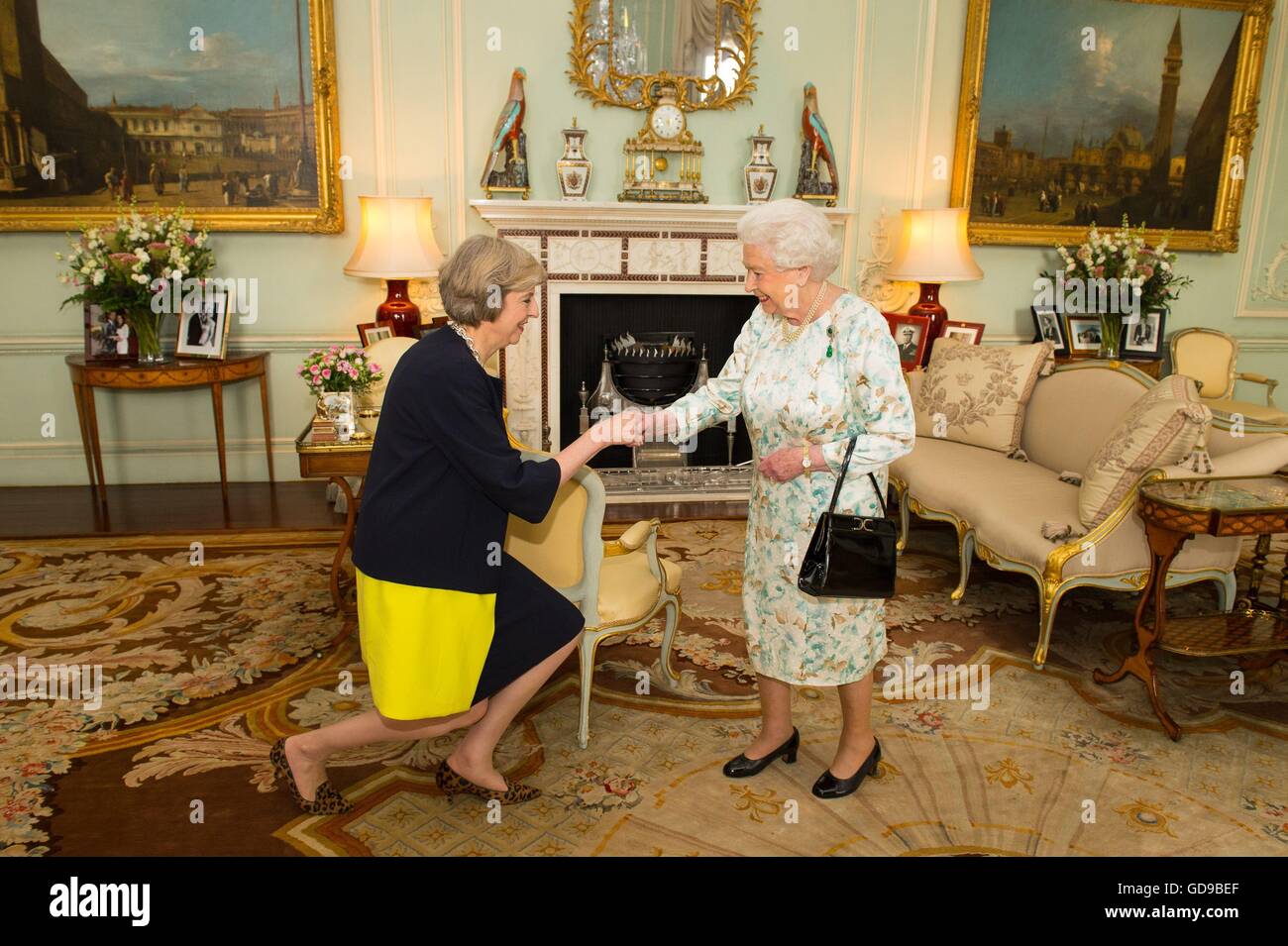 Queen Elizabeth II accoglie favorevolmente Theresa Maggio all'inizio di un pubblico in Buckingham Palace di Londra, dove ha invitato l'ex Segretario di casa di diventare Primo Ministro e formare un nuovo governo. Foto Stock