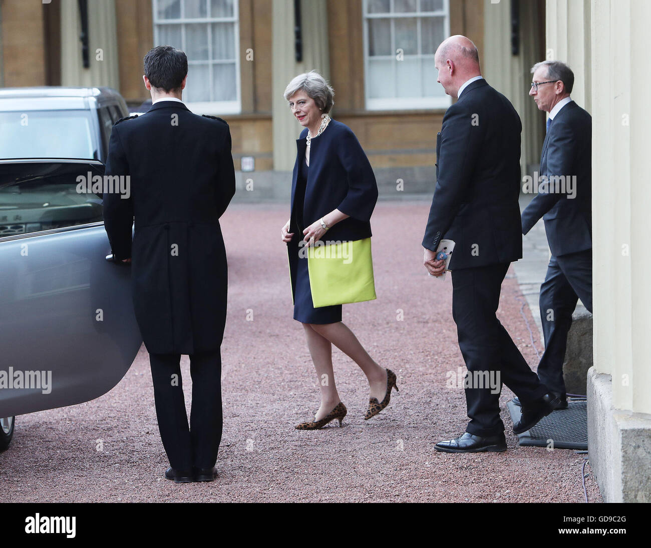 Theresa Maggio lascia Buckingham Palace di Londra, con il marito Filippo Giovanni (a destra), dopo un udienza con la regina Elisabetta II in cui l'ex Segretario di casa è stata invitata a diventare Primo Ministro e formare un nuovo governo. Foto Stock