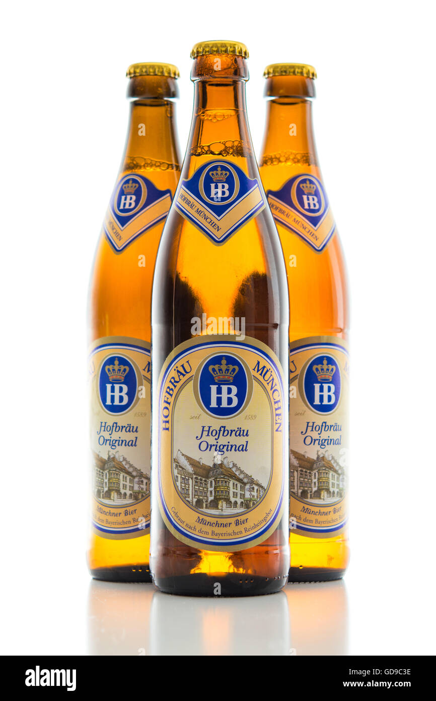 Le tre bottiglie di luce fredda originale birra lager dal Hofbrau bavarese Monaco di Baviera birreria. Retroilluminate e isolato su bianco. Foto Stock