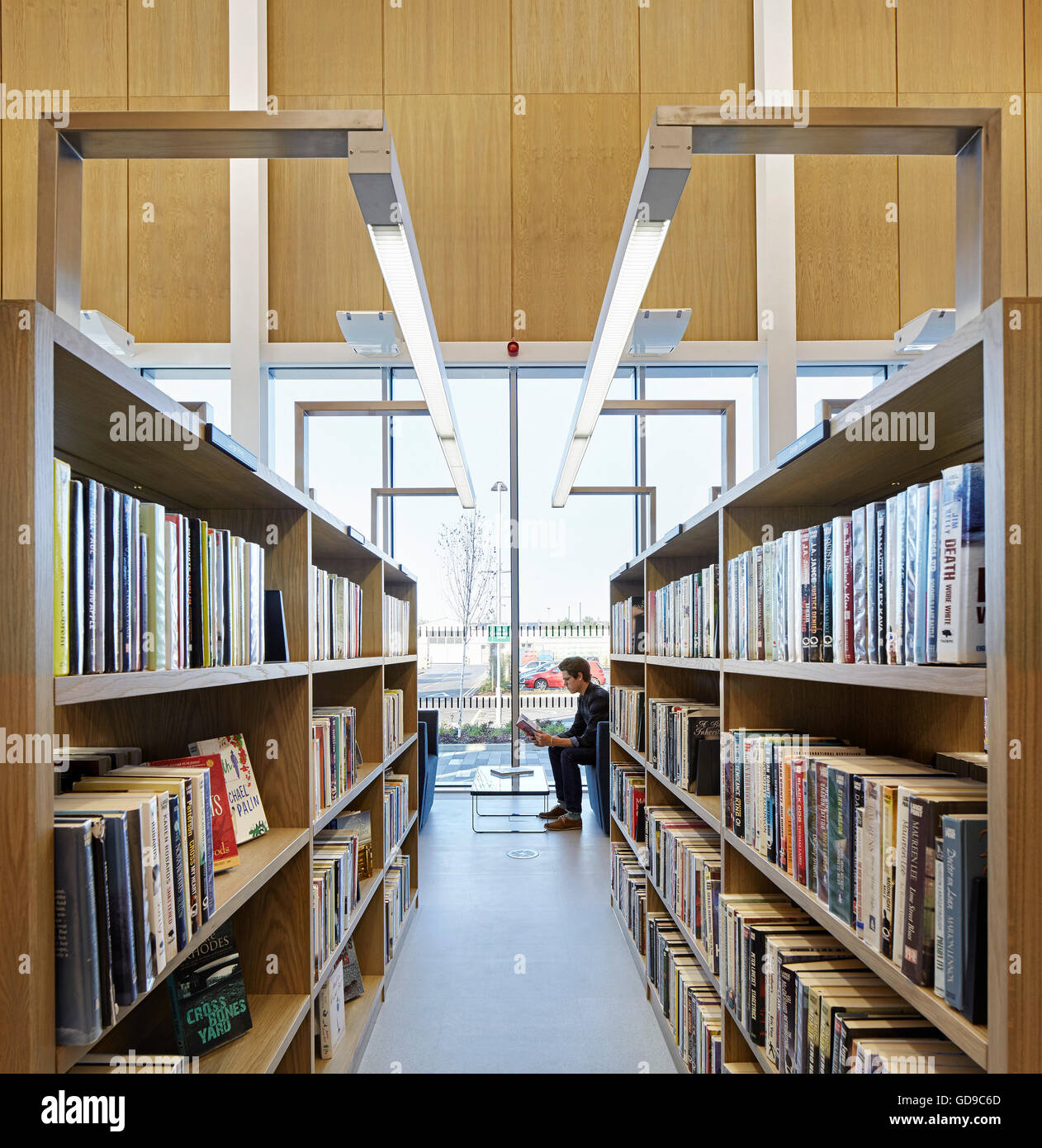 Dettaglio del libro corsia con reader. Hebburn centrale, Hebburn, Regno Unito. Architetto: Faulkner Browns, 2016. Foto Stock