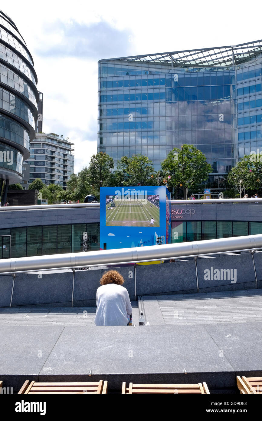 Londra, Regno Unito. Anfiteatro affondata al City Hall, nota come il convogliatore. Wimbledon è visualizzata su un grande schermo. Foto Stock