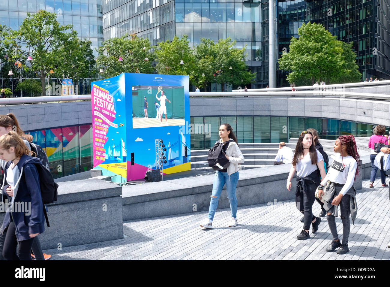 Londra, Regno Unito. Scoop è un anfiteatro all'aperto situato sul lato sud del Tamigi vicino a Tower Bridge di Londra Foto Stock
