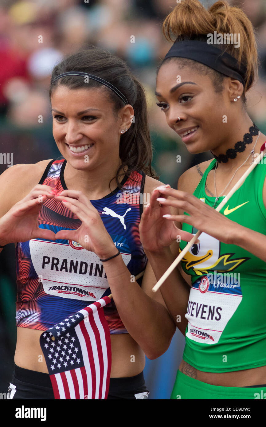 Eugene, Stati Uniti d'America. 10 Luglio, 2016. Deajah Stevens (2° posto) e Jenna Prandini (3° posto) dare le telecamere della Oregon Ducks 'O' af Foto Stock