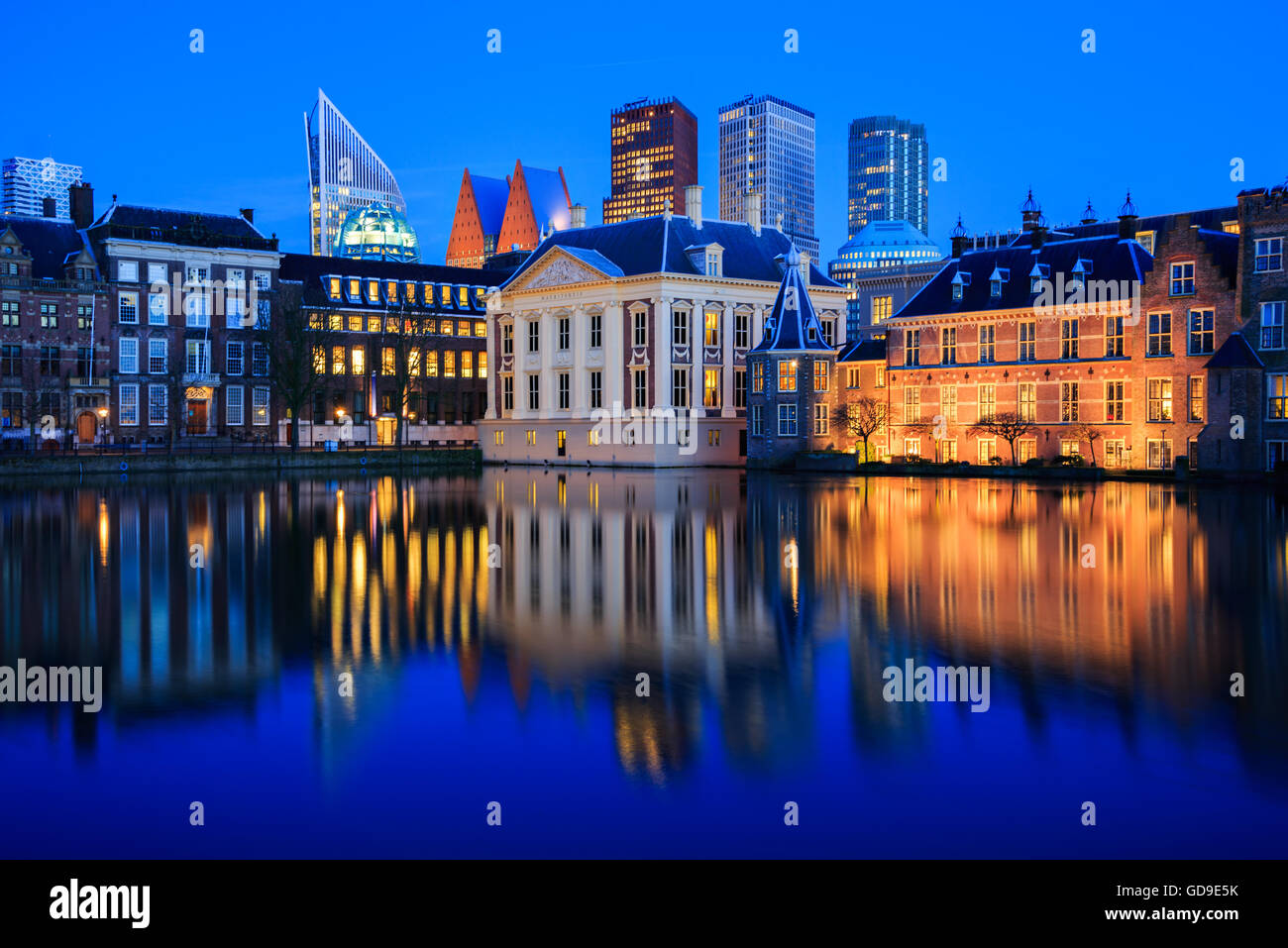 Skyline di l'Aia con i moderni edifici per uffici dietro lo storico museo Mauritshuis al Blue ora nei Paesi Bassi. Foto Stock