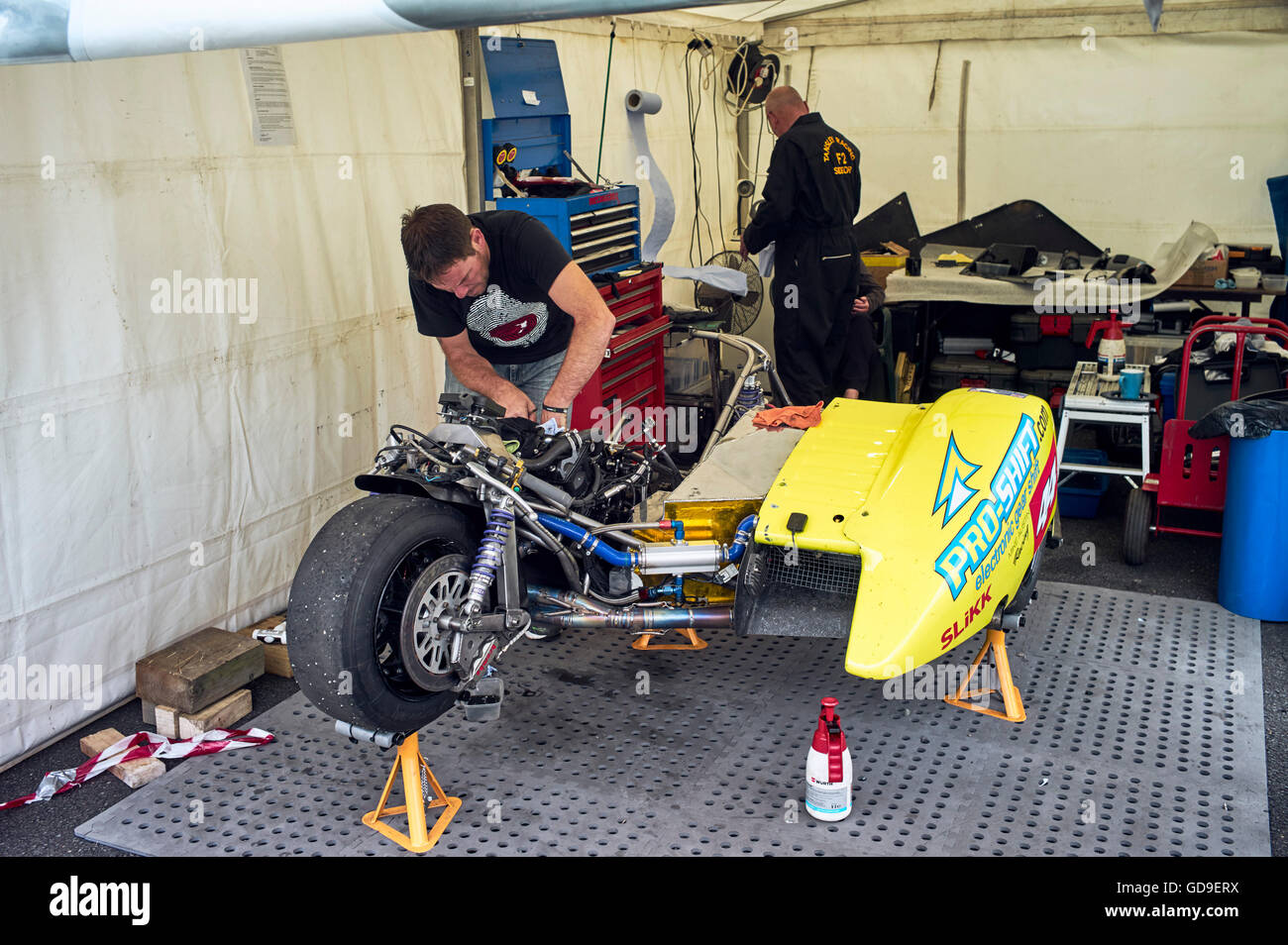 Il pilota disabili Roy Tansley il sidecar essendo preparata al 2016 gare TT Foto Stock