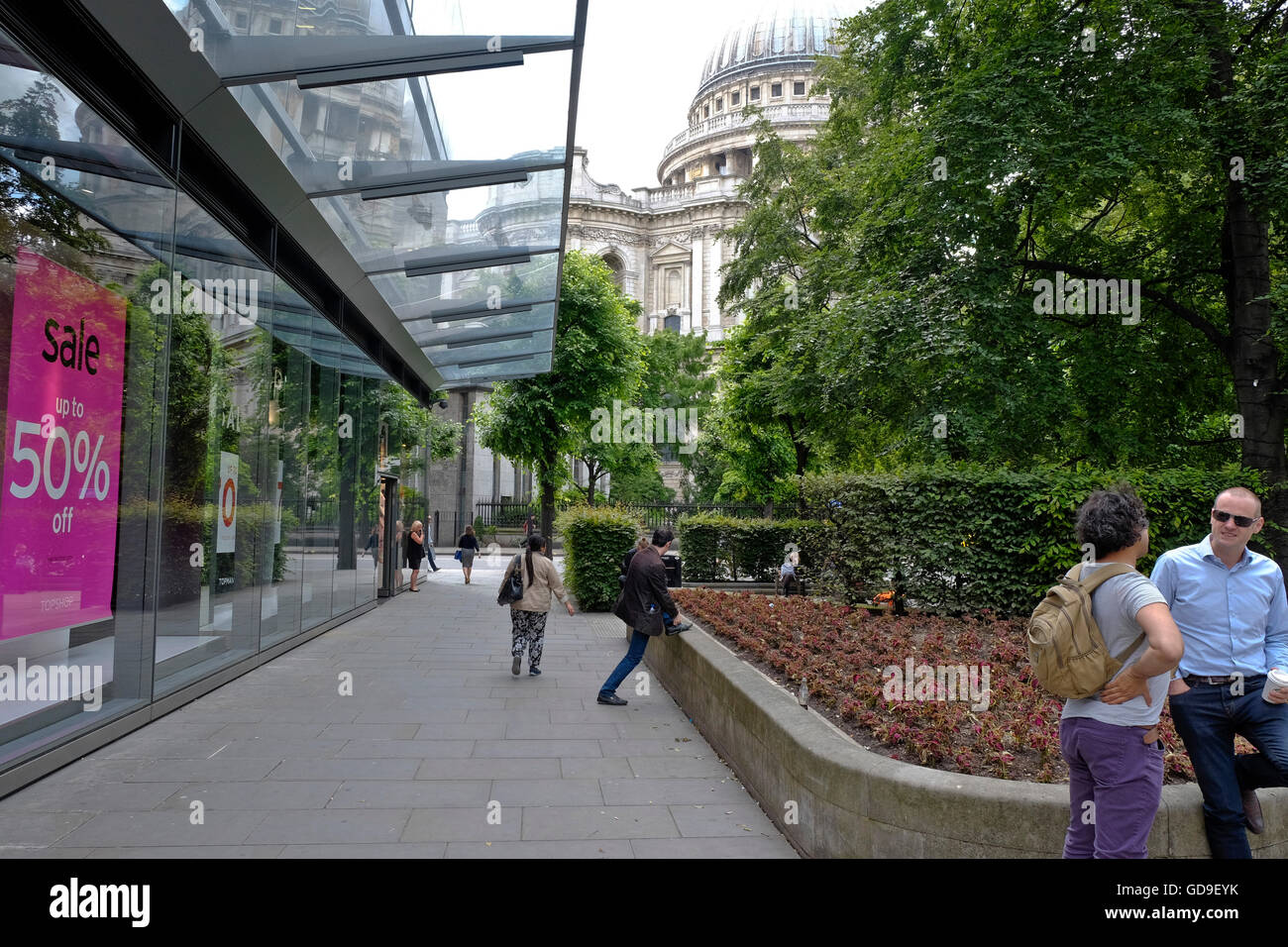 La Cattedrale di St Paul in background affiancata da vetro moderno shopping al dettaglio nella città di Londra Foto Stock