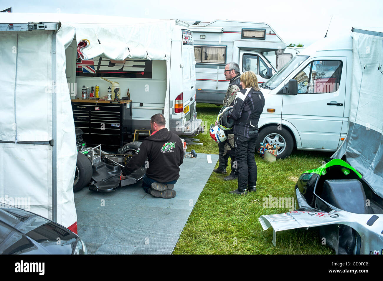 Il sidecar delle corse di Eade è in fase di lavorazione nella zona dei box nella zona dei box di gara del 2016 TT Foto Stock