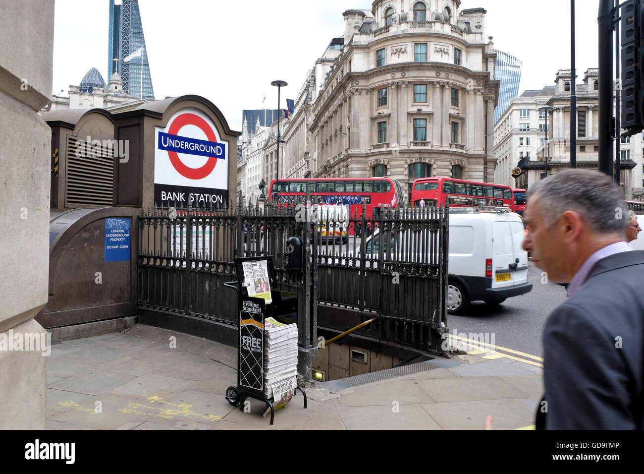 Un imprenditore cammina verso la stazione di banca la metropolitana con la London Magistrates Court e 122 Leadenhall edificio in background. Foto Stock