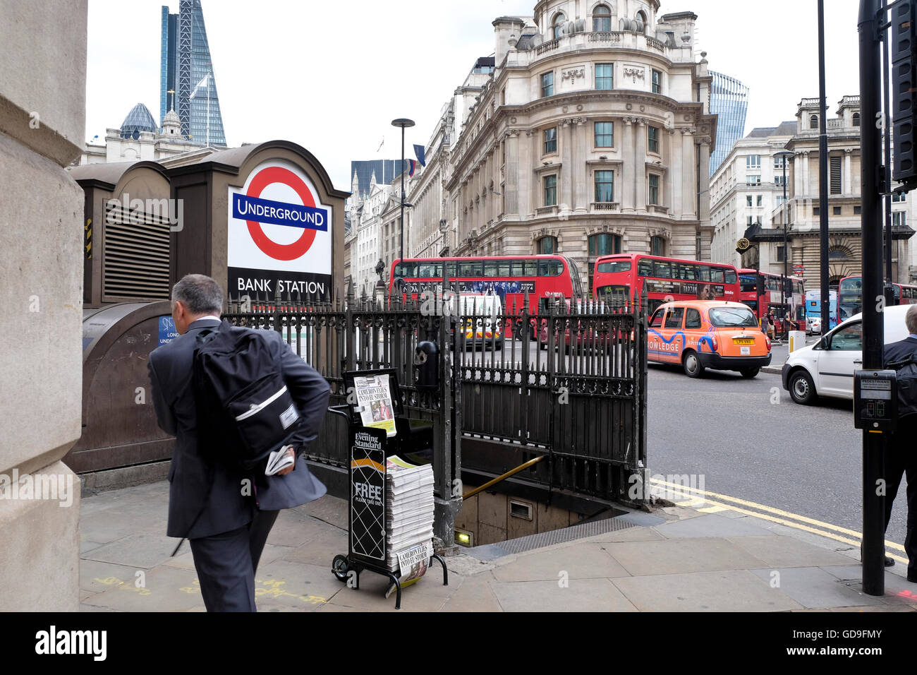 Un imprenditore cammina verso la stazione di banca la metropolitana con la London Magistrates Court e 122 Leadenhall building di Londra in background. Foto Stock