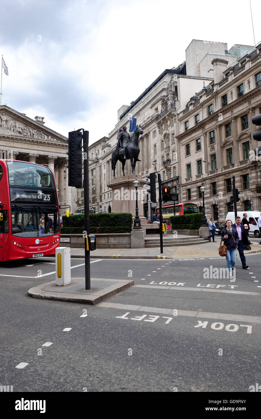 Londra, Regno Unito. Guardando attraverso Threadneedle Street verso il Royal Exchange Building e la statua del Duca di Wellington Foto Stock