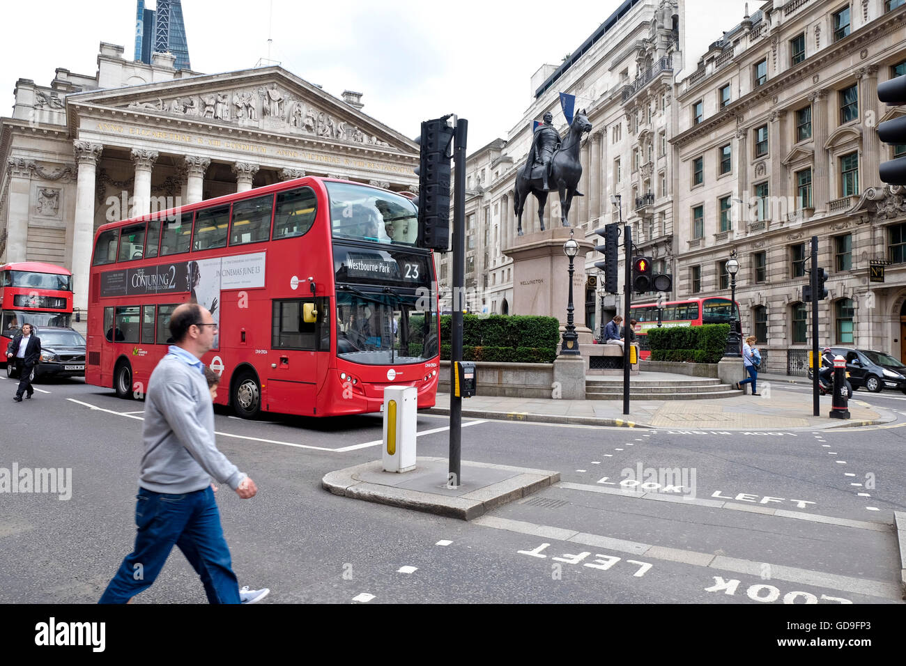 Londra, Regno Unito. Guardando attraverso Threadneedle Street verso il Royal Exchange Building e la statua del Duca di Wellington Foto Stock