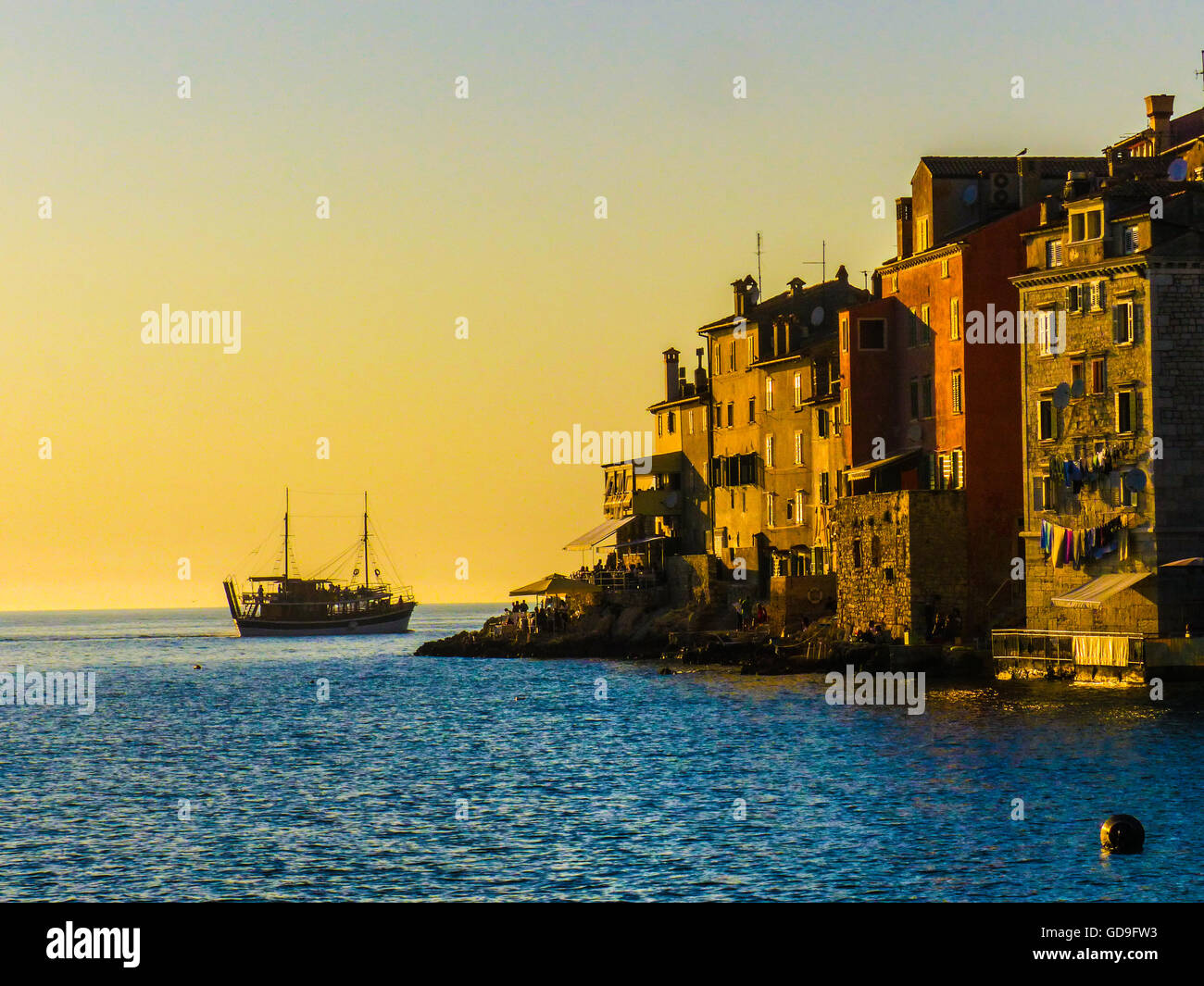 Rovigno,Croazia tramonto,uccelli in volo e il Victorian tavolo e sedie Foto Stock