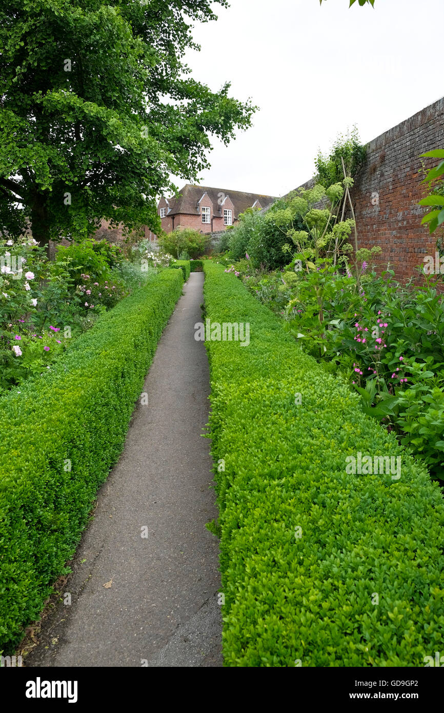 Un passaggio pedonale coperto al castello di Leeds Kent Foto Stock