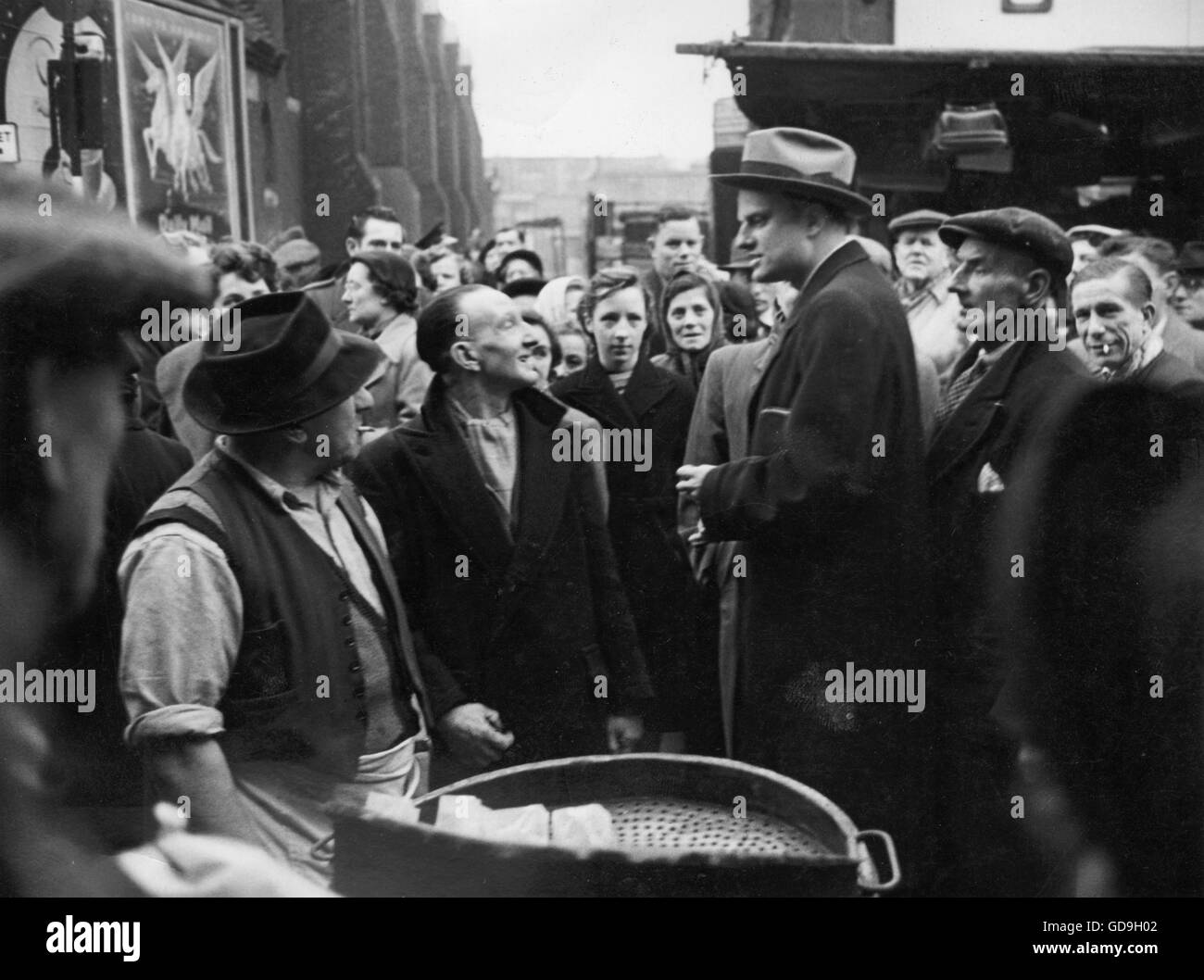 Billy Graham, Jr., parlando a un pubblico su una strada di Boston, 1950 Foto Stock