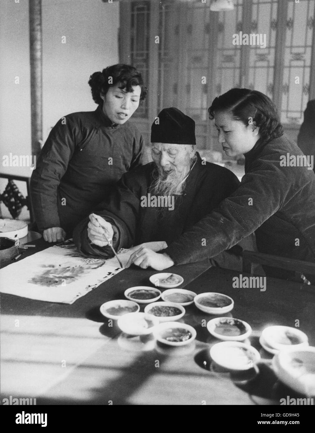 Qi Baishi pittura a scorrere nel suo studio a Pechino nel 1957, mesi prima di morire. Foto Stock
