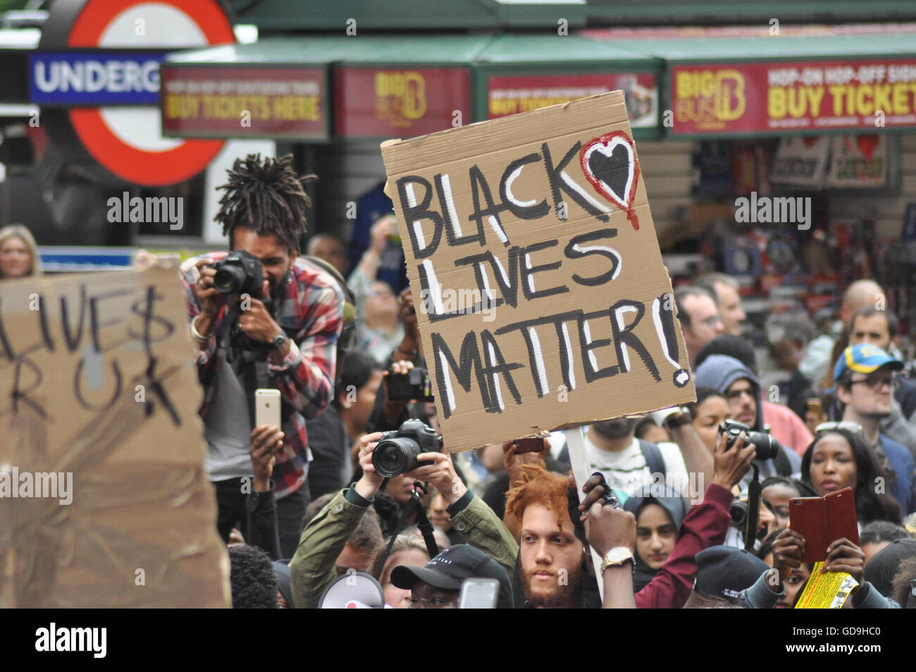 Le scene per Oxford Street a th nero vive questione r.u. protesta come migliaia di persone si sono riunite e hanno marciato in solidarietà. Foto Stock