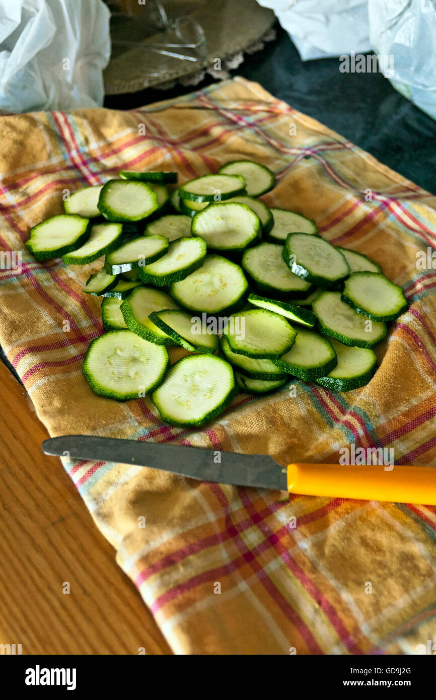 La zucchina tagliata a fette Foto Stock