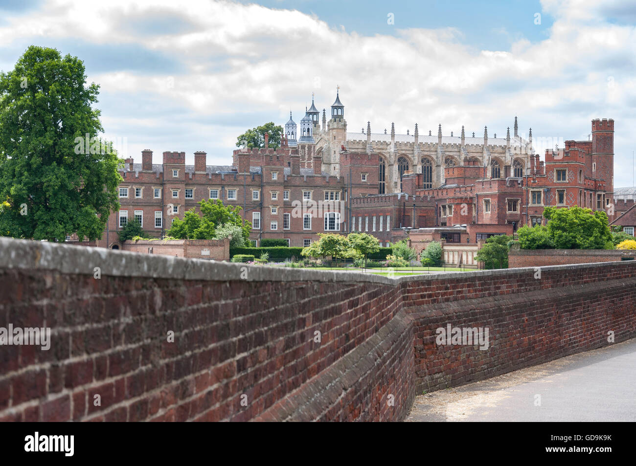 Muro di cinta di Eton College che mostra la cappella della scuola, Slough Road, Eton, Berkshire, Inghilterra, Regno Unito Foto Stock