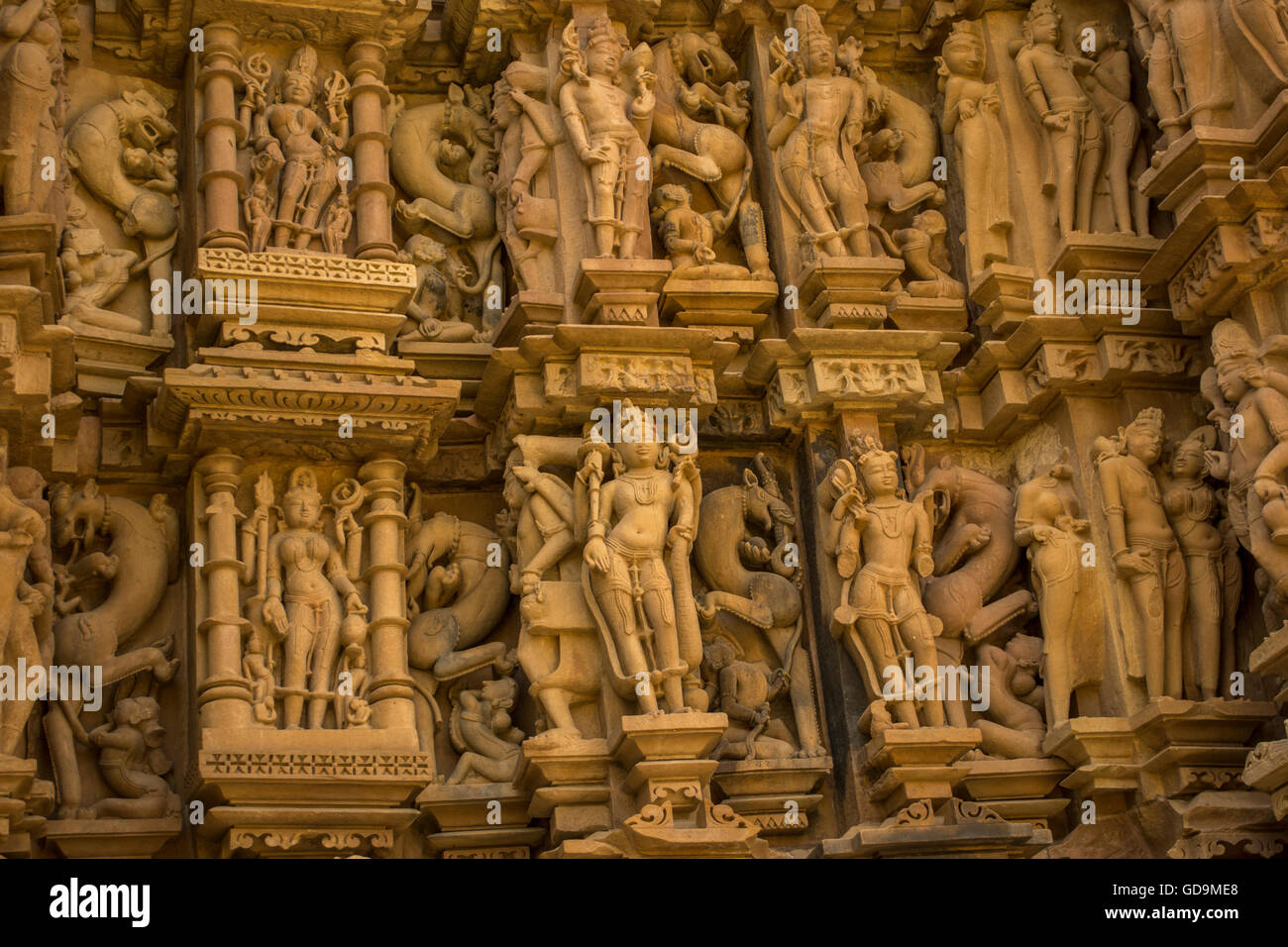 Intricate sculture in pietra particolare di un tempio, Khajuraho, Chhatarpur District, Madhya Pradesh, India Foto Stock