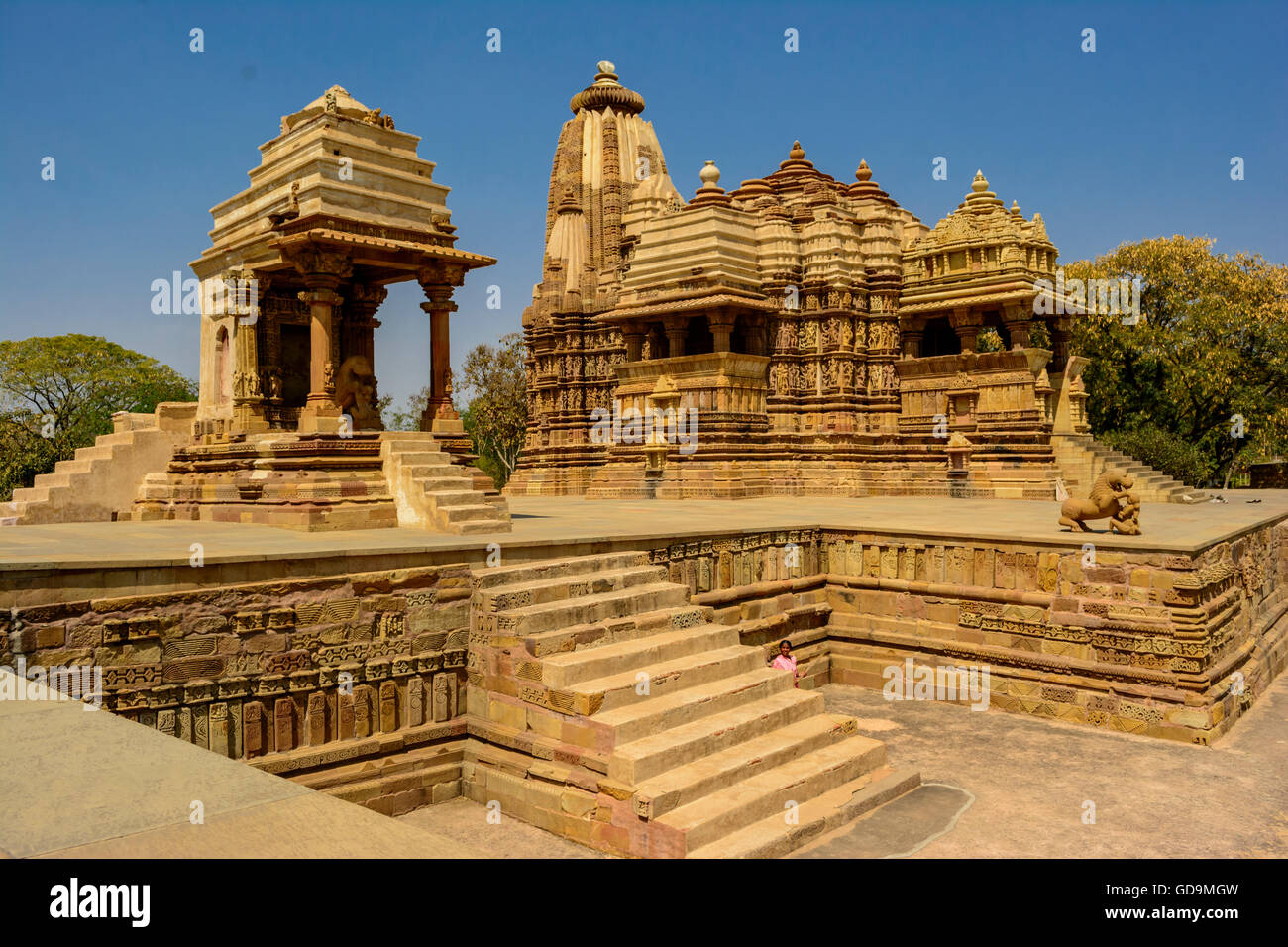 Devi Jagadambi tempio tempio indù contro il cielo blu - Khajuraho Madhya Pradesh, India Foto Stock