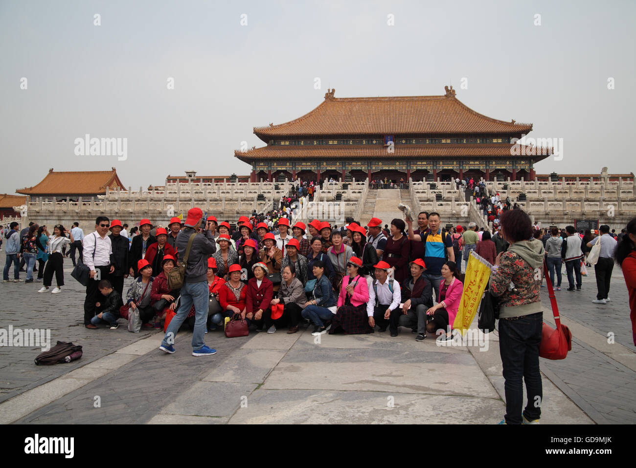 Fotografo prende le foto di persone in un gruppo di turisti cinesi di fronte alla sala della suprema armonia, la Città Proibita. Foto Stock