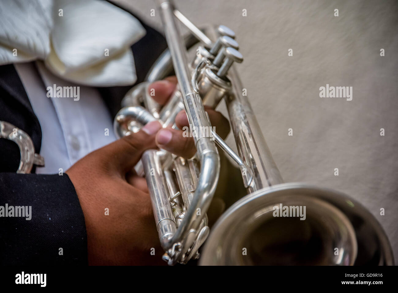Esecutore musicale presso il 5 ° maggio celebrazione in Messico tenendo una tromba d'argento nelle sue mani per celebrare le vacanze fiesta Foto Stock