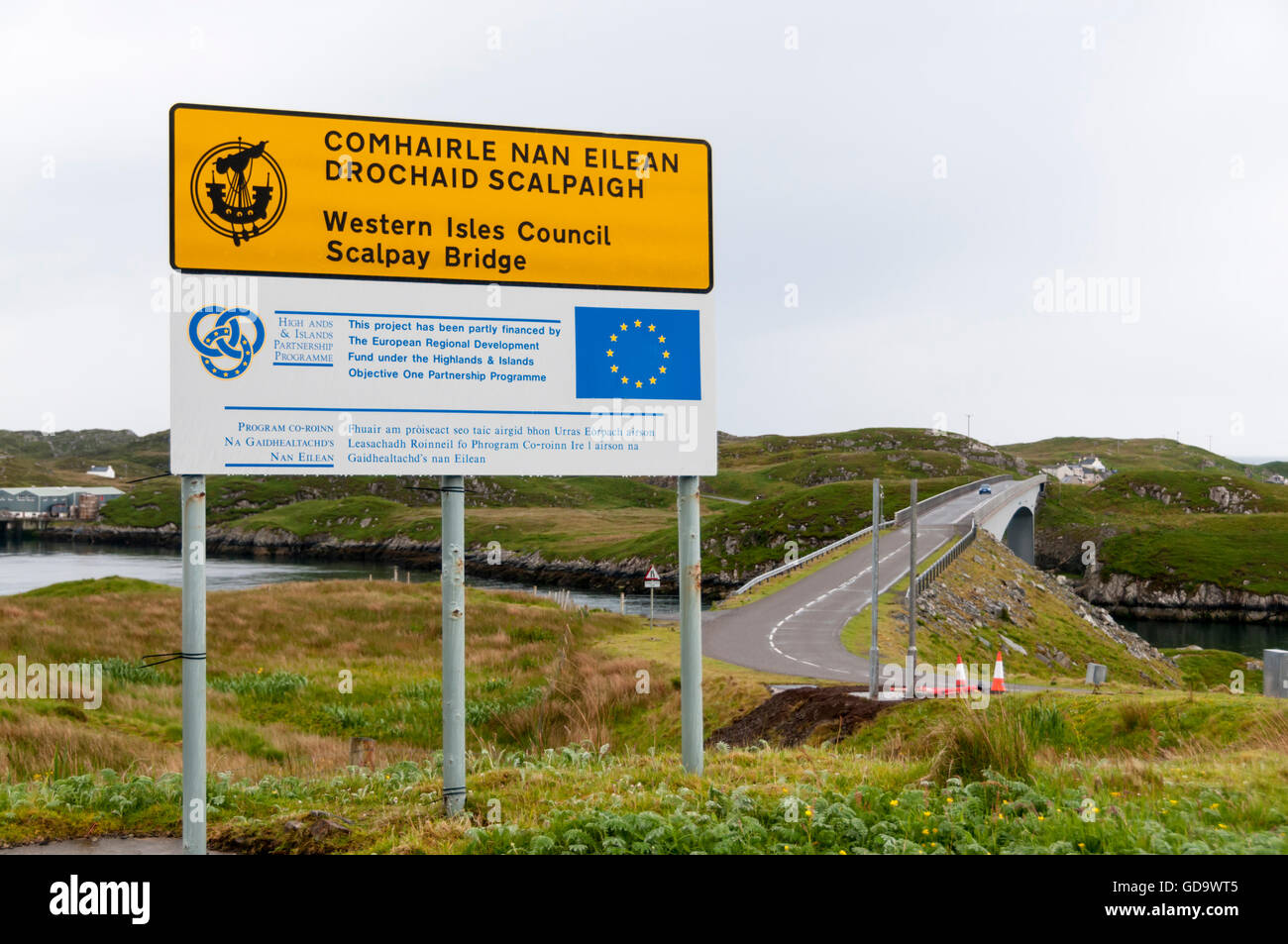 Bandiera europea o insegne UE e firmare per il Fondo europeo di sviluppo regionale accanto al ponte Scalpay nelle Ebridi Esterne, Scozia. Foto Stock