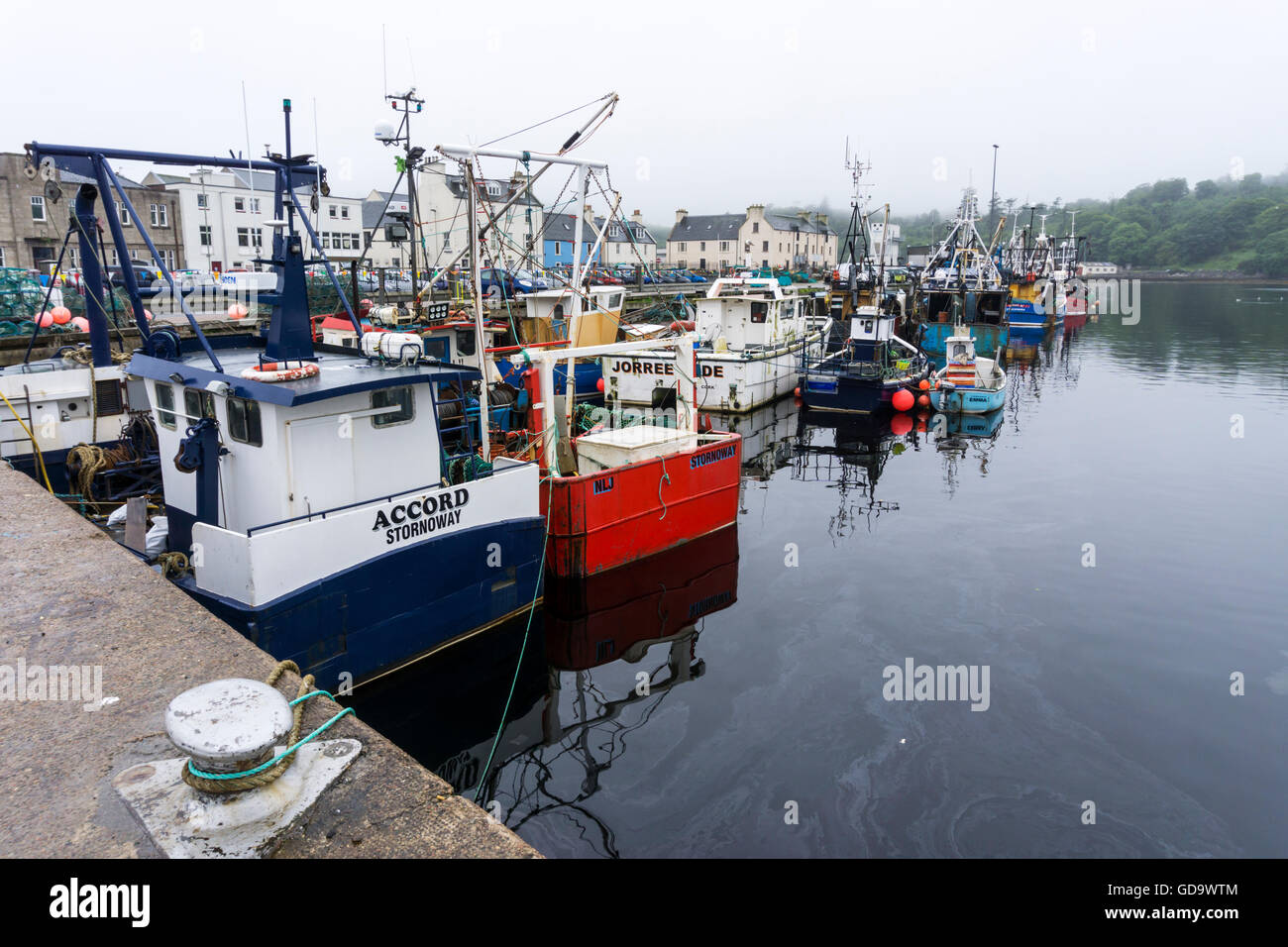 Scottish barche da pesca ormeggiate nel porto di Stornoway sull'isola di Lewis nelle Ebridi Esterne. Foto Stock