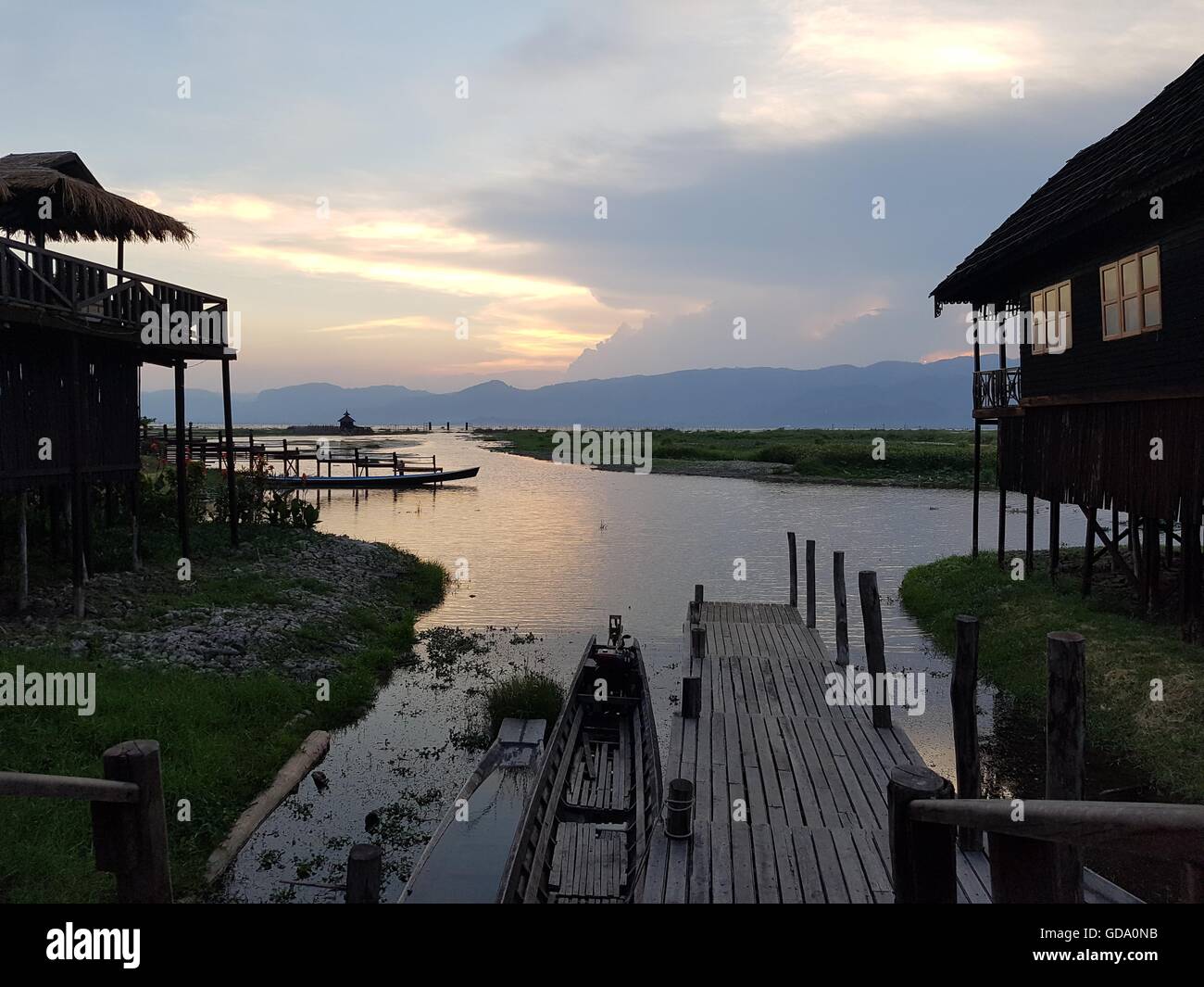 Vista al tramonto dal Molo di Myanmar Treasure Resort, Lago Inle Foto Stock