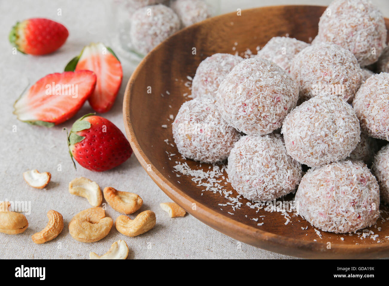 In casa fragola, data, anacardi e noce di cocco sfera bliss Foto Stock