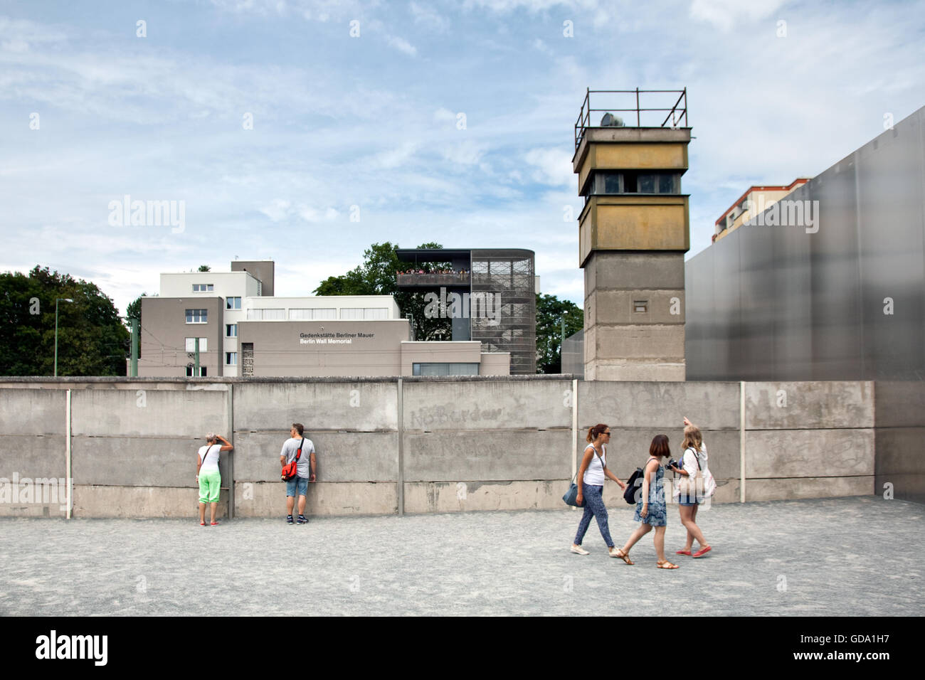 Muro di Berlino da est a Bernauer Strasse con torre di avvistamento nella striscia della morte a Berlino Germania Foto Stock