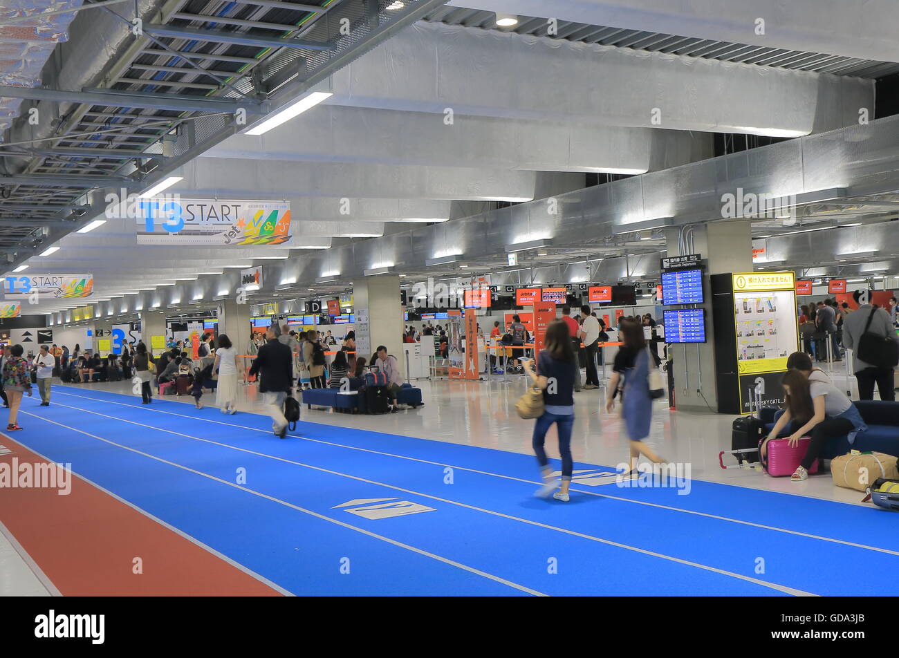 La gente viaggia a Narita Airport Terminal 3 a Tokyo in Giappone. Foto Stock