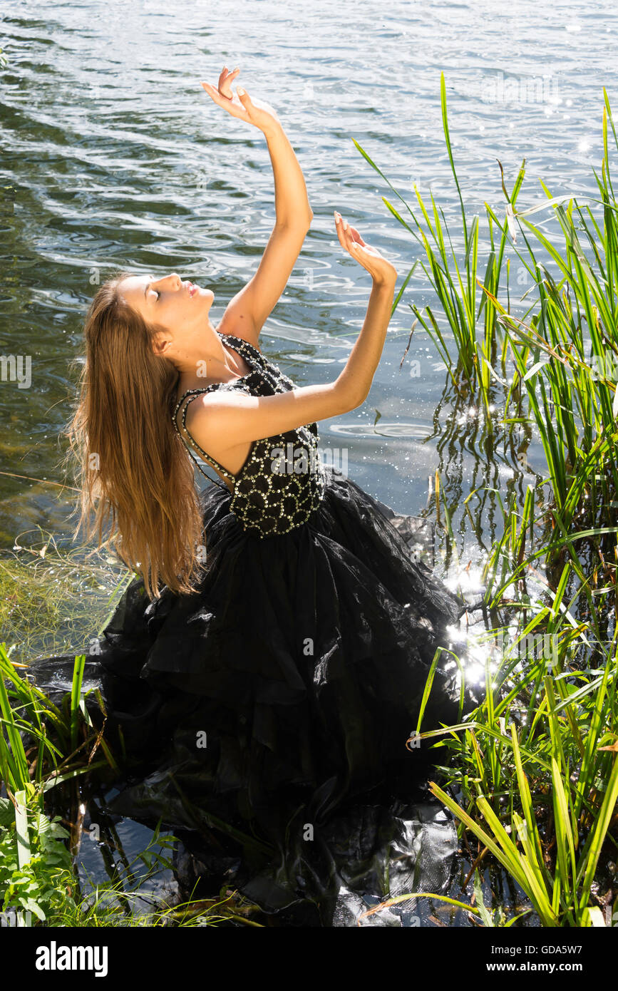 Giovane femmina modello (20's) su Photo Shoot nel fiume, Colnbrook, Berkshire, Inghilterra, Regno Unito Foto Stock