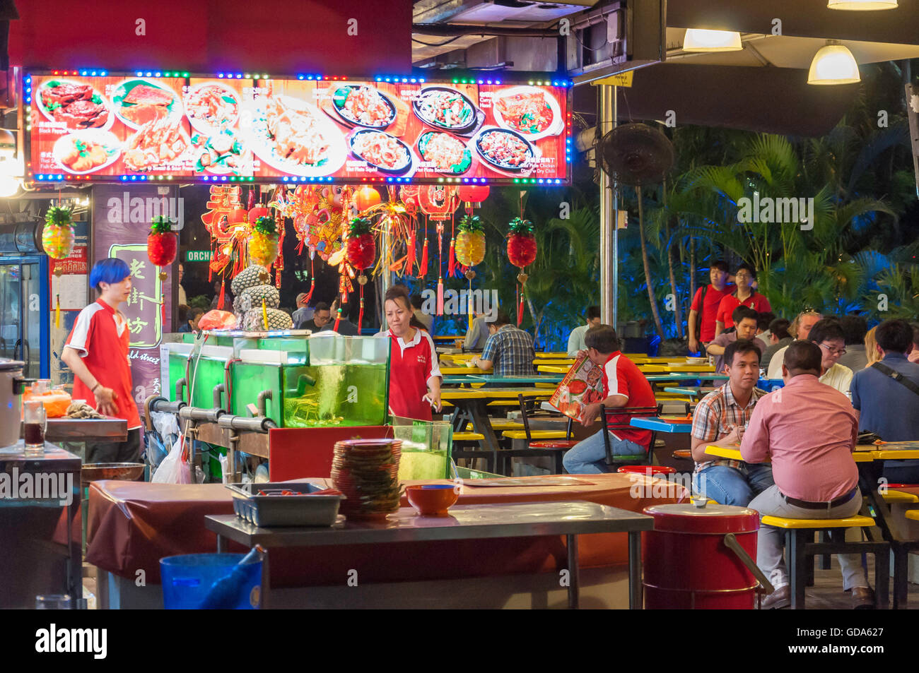 60's Old Street Asian food court e giardino della birra di notte, Cavenagh Road, zona centrale, Singapore Foto Stock